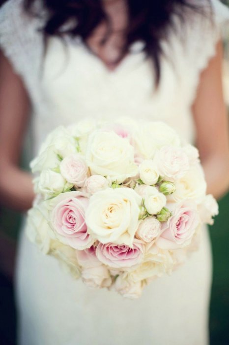 Нежный букет невесты с розами