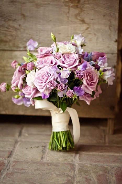 Букет невесты с розами в фиолетовых оттенках