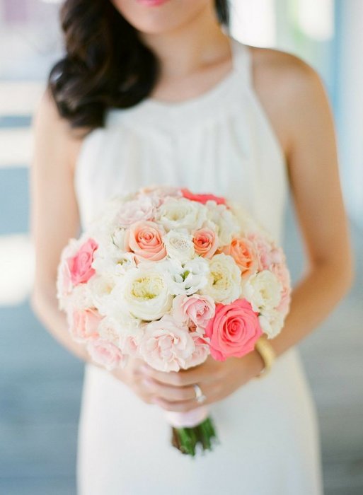 Красивый букет невесты с розами