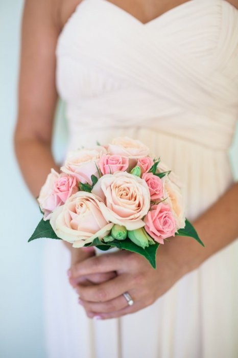 Небольшой букет невесты из роз