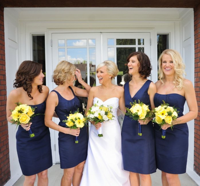 Невеста и ее подружки на сине-желтой свадьбе