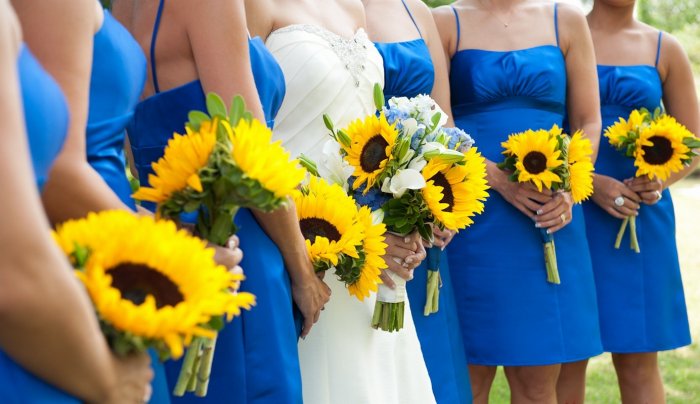 Подсоднухи на сине-желтой свадьбе