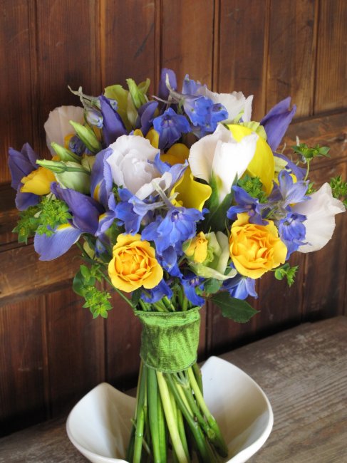 Цветы на сине-желтой свадьбе