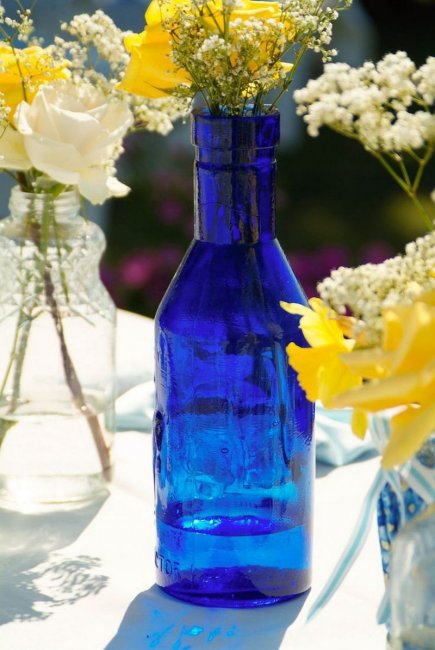 Синие бутылки с желтыми букетами для свадьбы