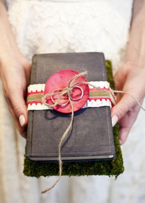 Подушечка для колец для книжной свадьбы