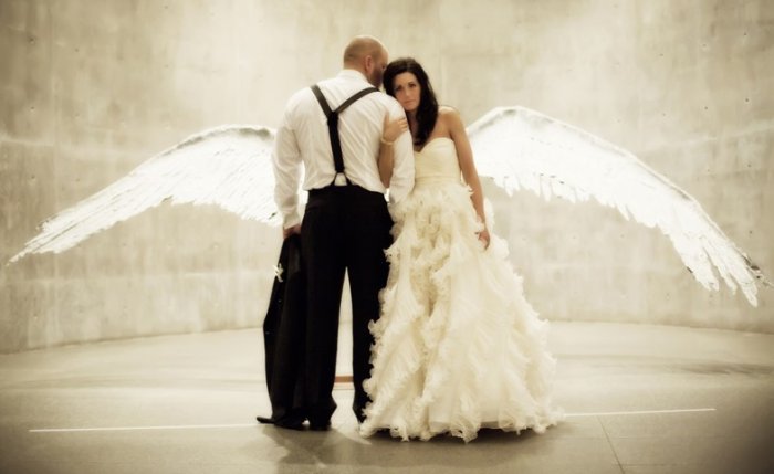 Фотосъемка с крыльями на небесной свадьбе