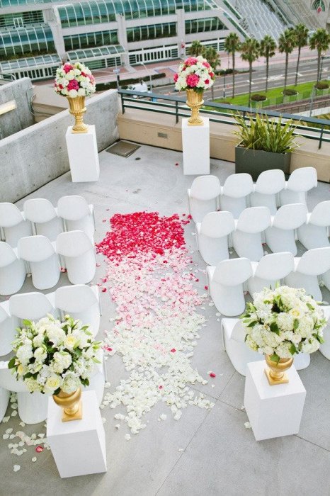 Украшение дорожки для свадебной церемонии лепестками роз