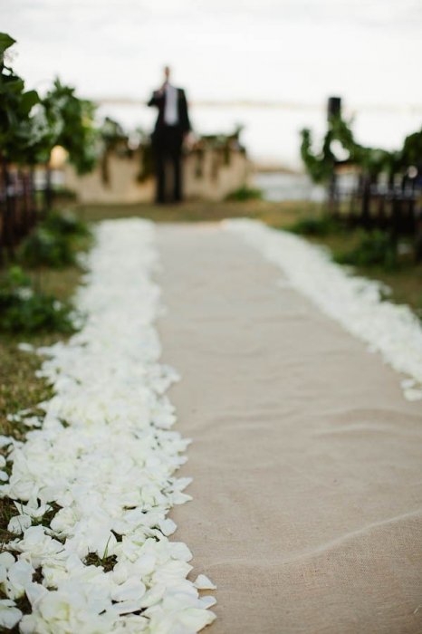 Украшение дорожки для свадебной церемонии лепестками роз