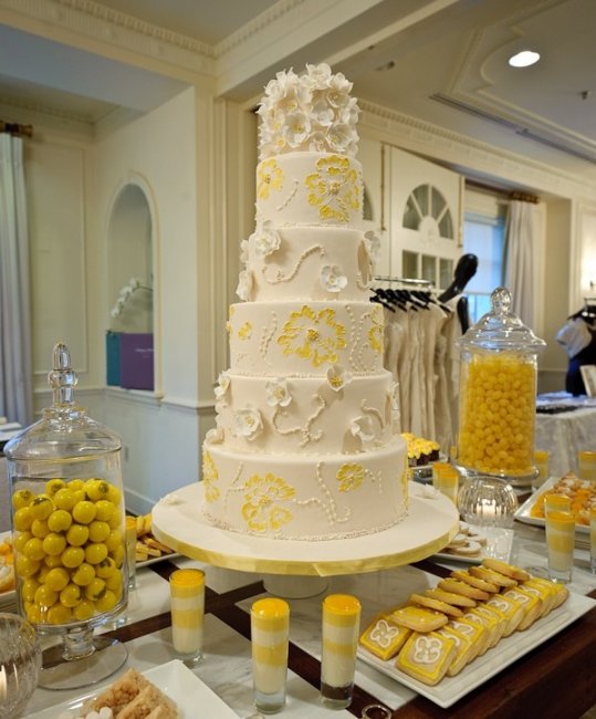 Бело-желтый свадебный торт