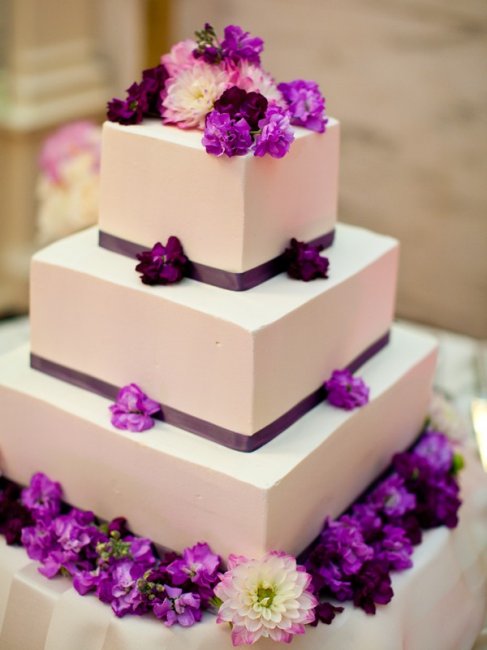 Свадебный торт, покрытый цветами