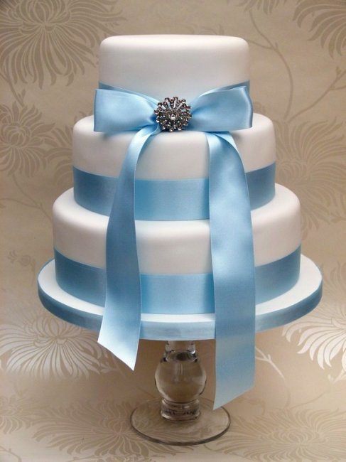 Свадебный торт, декорированный бантами