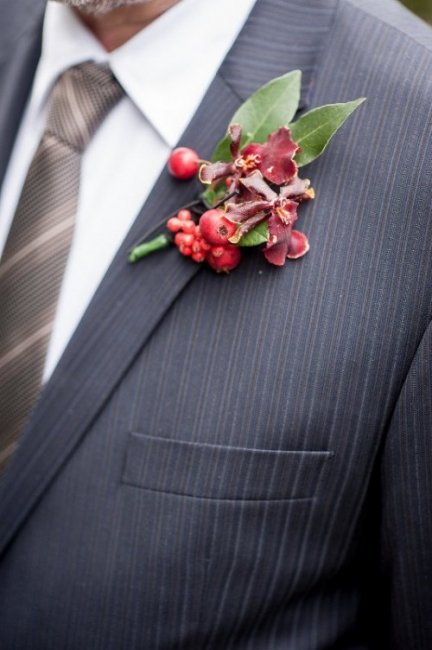 Бутоньерка жениха с цветами и ягодами
