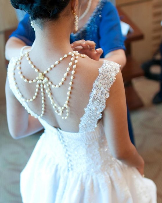 Красивое украшение для открытой спины невесты