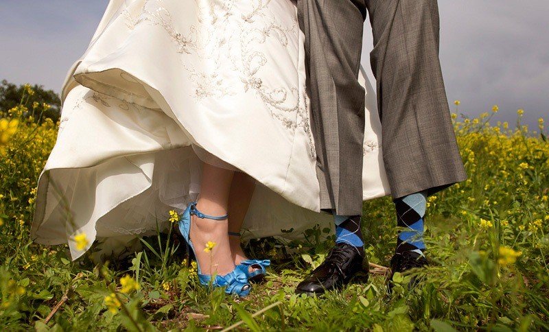 Голубые босоножки невесты и носки жениха