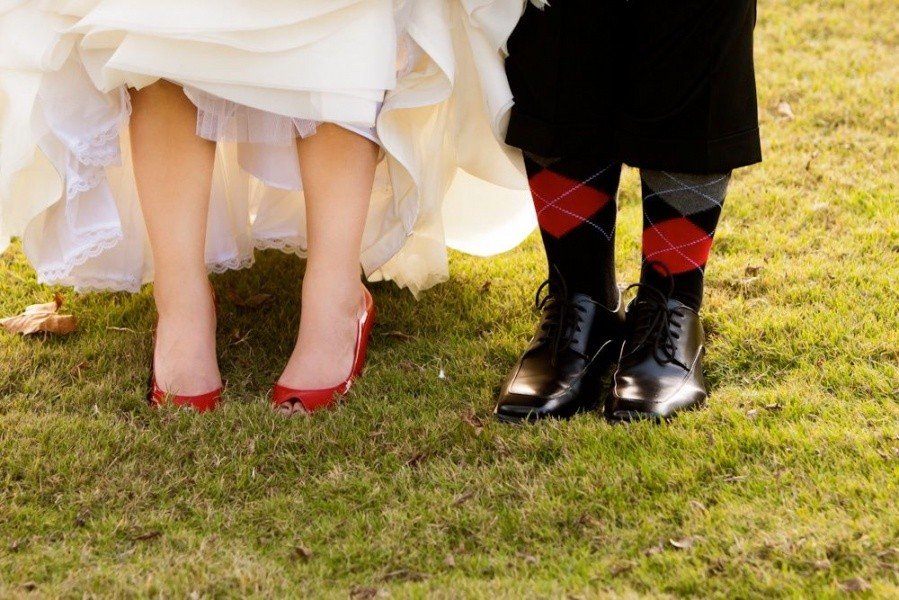 Красные туфли невесты и носки жениха