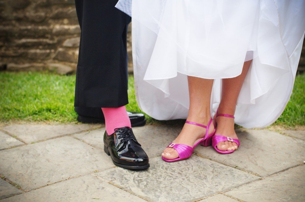 Яркие туфли невесты и носки жениха