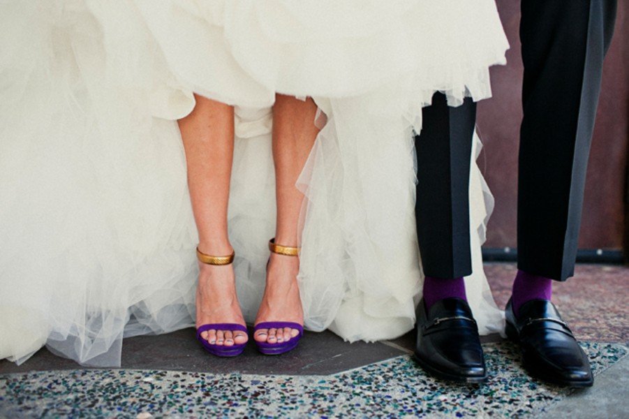 Фиолетовые босоножки невесты и носки жениха