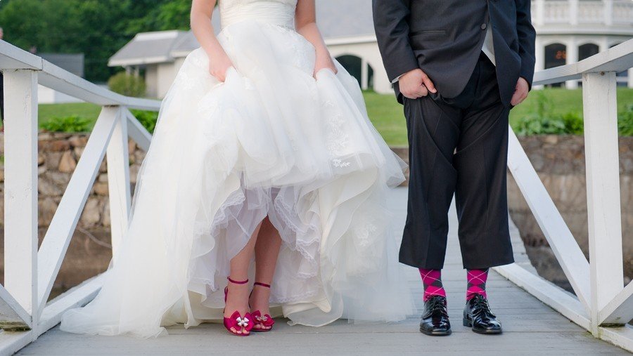 Розовые босоножки и яркие носки