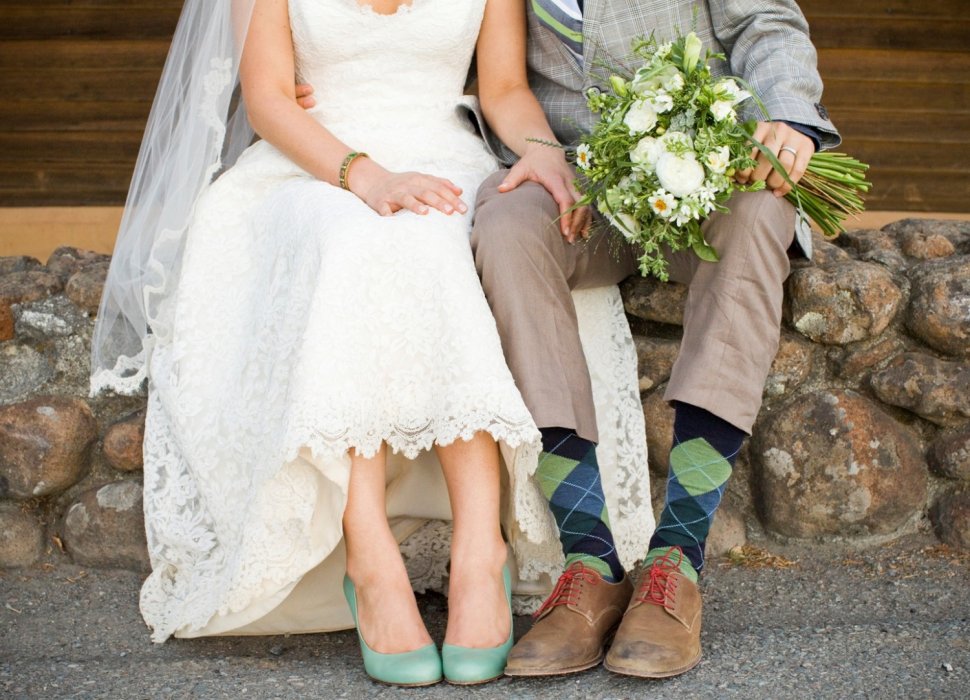 Цветные туфли невесты и носки жениха
