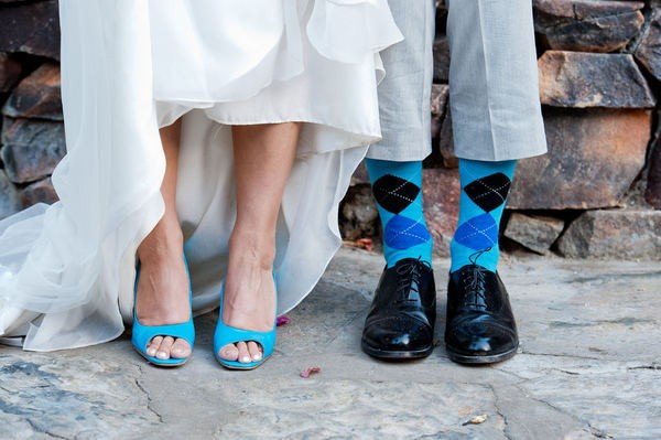 Бирюзовые босоножки невесты и носки жениха