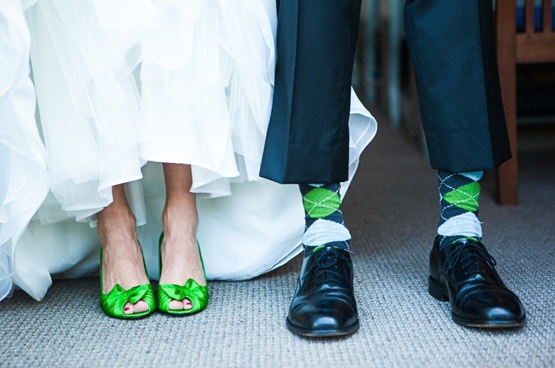 Зеленые босоножки и носки жениха