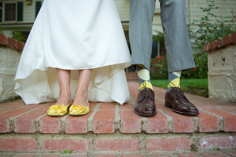 Желтые туфли невесты и носки жениха