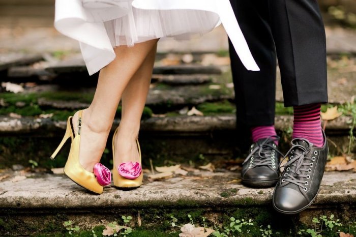 Цветные туфли невесты и носки жениха