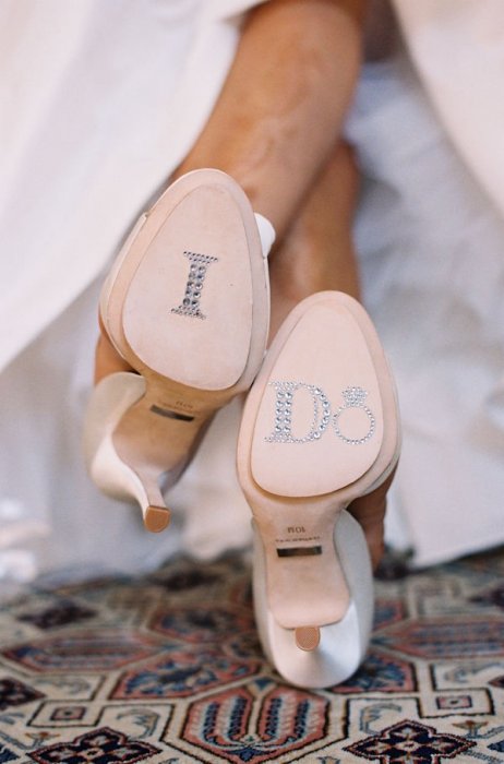 Фразы на подошве свадебной обуви