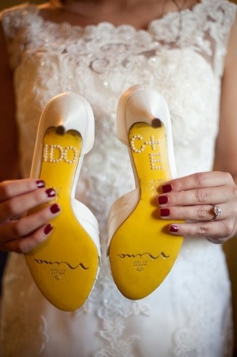 Фразы на подошве свадебной обуви