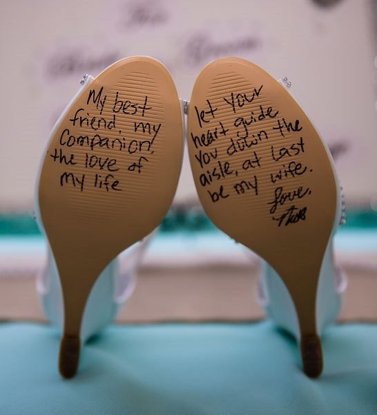 Сообщение на подошве свадебной обуви
