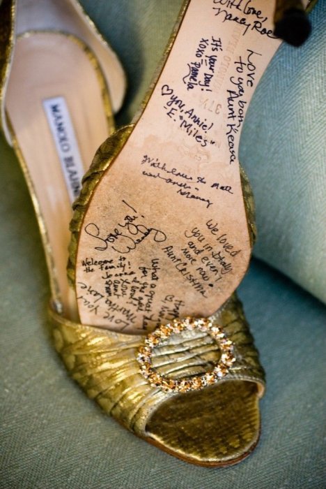 Сообщения на подошве свадебной обуви
