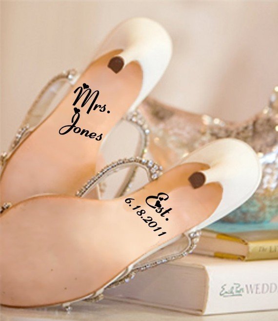Дата свадьбы и инициалы на подошве свадебной обуви