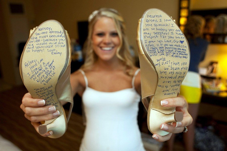 Сообщение на подошве свадебной обуви