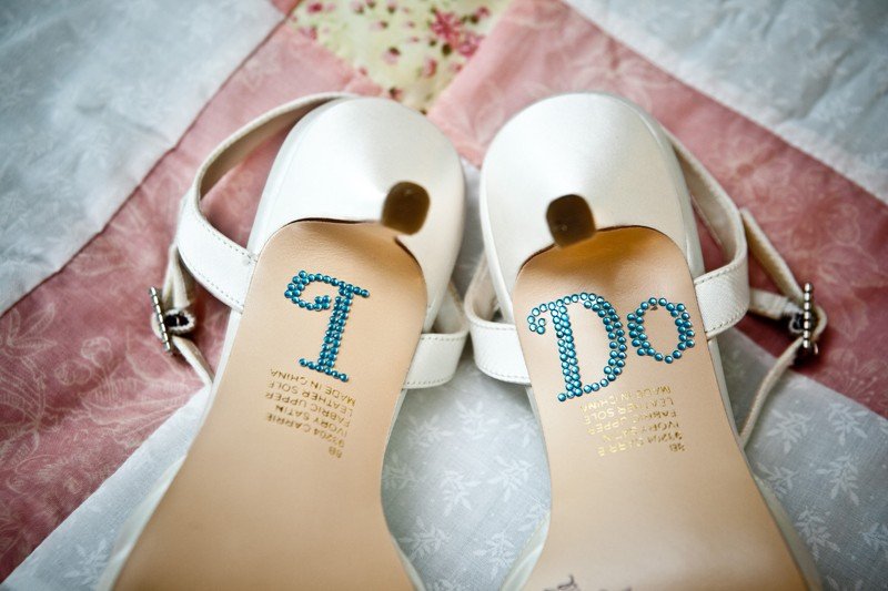 Буквы на подошве свадебной обуви