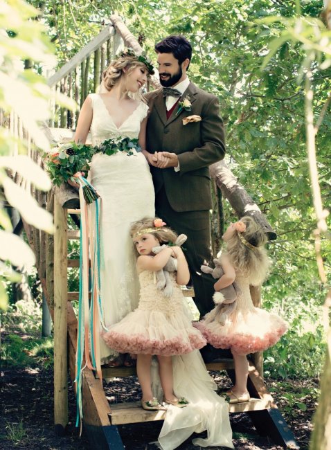 Жених и невеста на лесной свадьбе