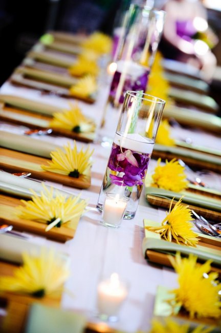 Декор столов на свадьбе в фиолетово-желтом цвете