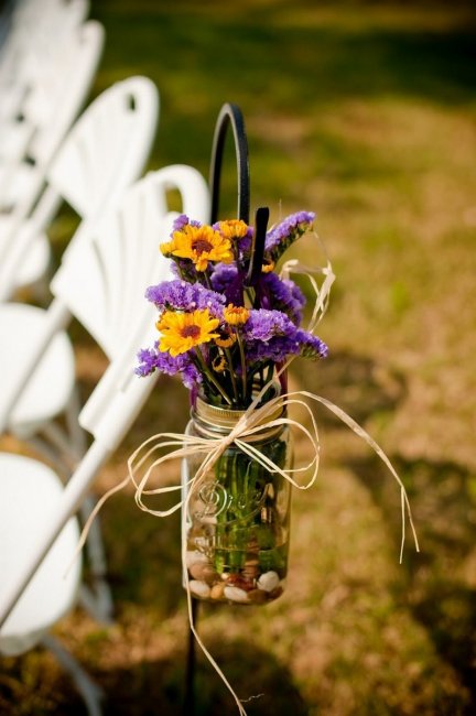 Цветочный аксессуар для свадьбы в фиолетово-желтом цвете