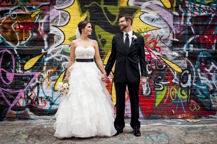 Свадебная фотосъемка на фоне граффити