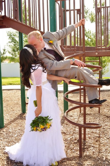 Свадебная фотосъемка на детской площадке