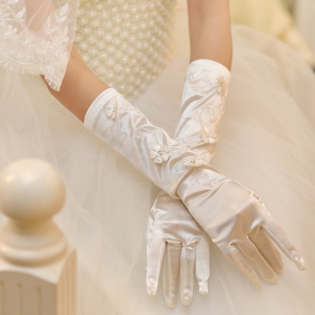 Перчатки в цвете айвори для невесты