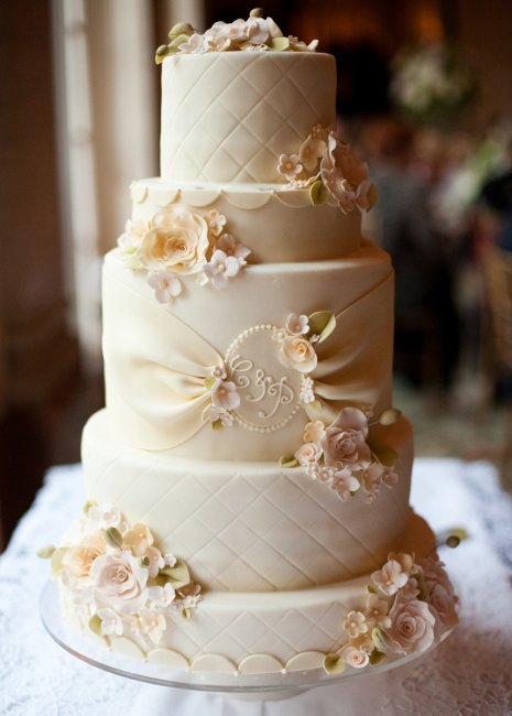 Романтичный торт в цвете айвори