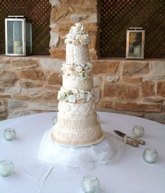 Элегантный торт для свадьбы в цвете айвори