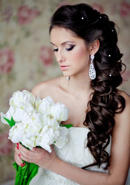 Шпильки в волосах невесты