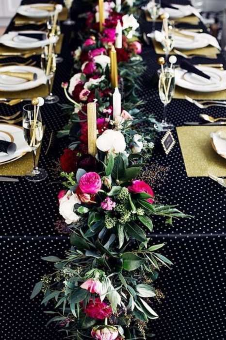 Цветочная гирлянда со свечами в декоре стола