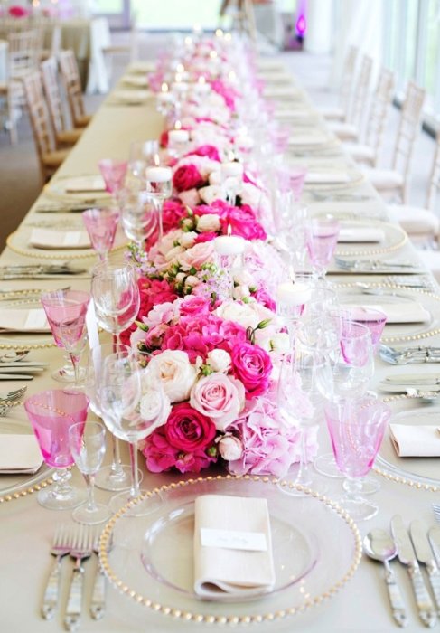 Цветочные гирлянды в декоре свадебных столов