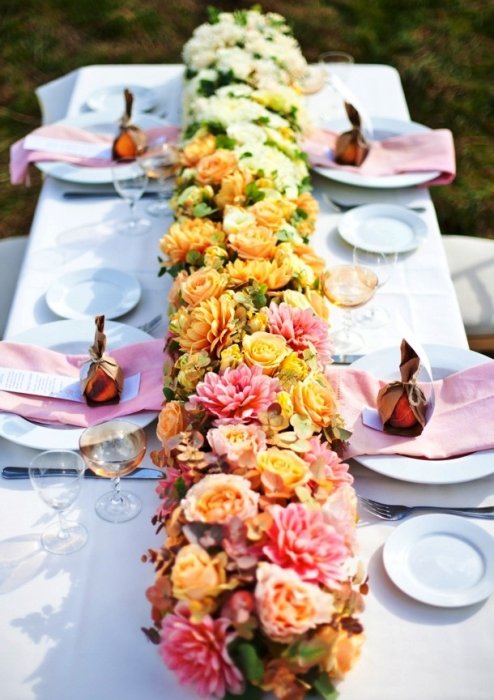 Цветочные гирлянды омбре в декоре свадебных столов