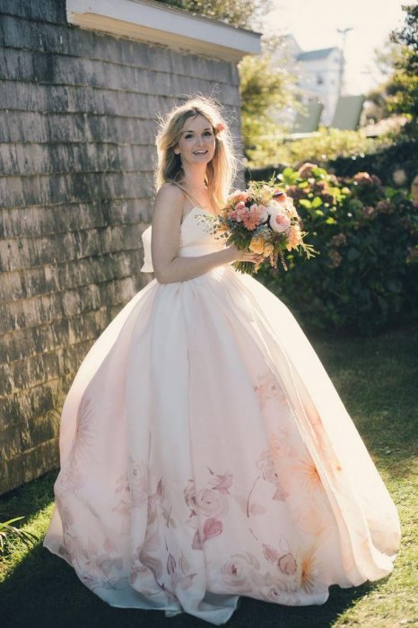 Розовое платье с цветочным принтом