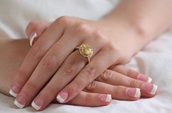 Обручальное кольцо с топазом
