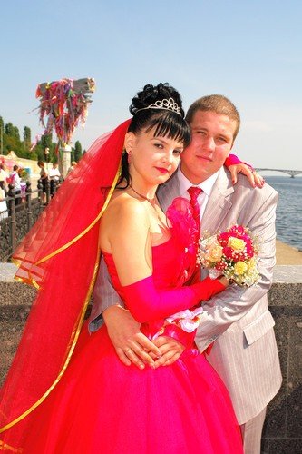 Жених и невеста в красном