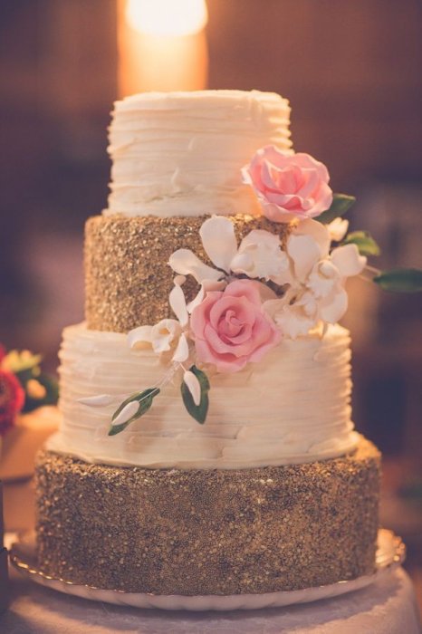 Свадебный торт с золотыми элементами